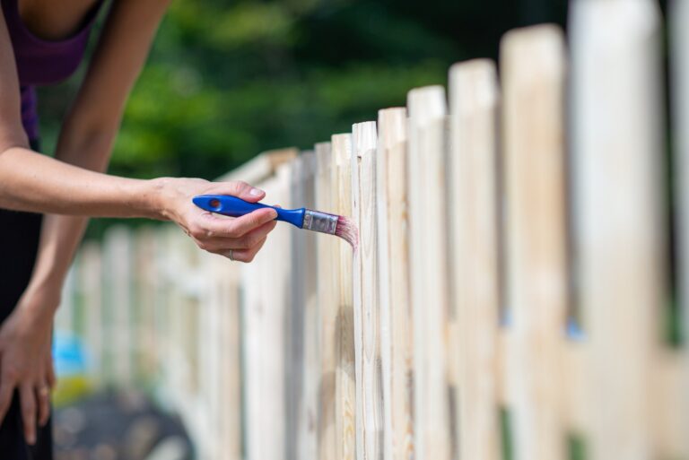 Should You Hire a Fence Contractor or DIY?