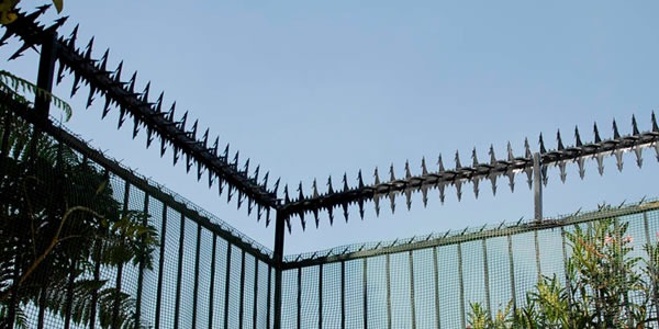 How to Secure a Chain Link Fence